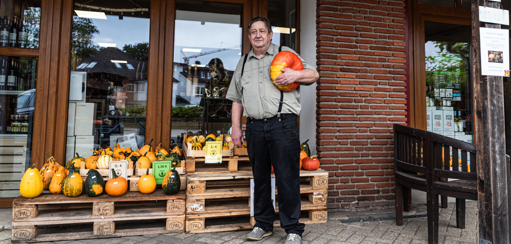 Thomas Prinzmeier vor dem Kürbisstand am Früchte- Eck
